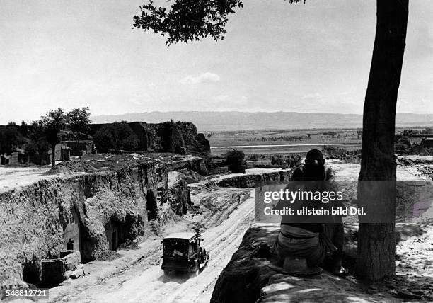 China : a car on an ancient caravan Street, right and left Loesss flats - 1937 - Photographer: Walter Bosshard - Vintage property of ullstein bild