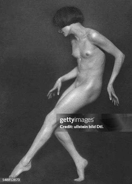 Bauroff, Clarie - Dancer, Ballet dancer, Austria *c.1900-?+ - full-figure portrait, naked in a dance scene as Countess Zichy - around 1923 -...