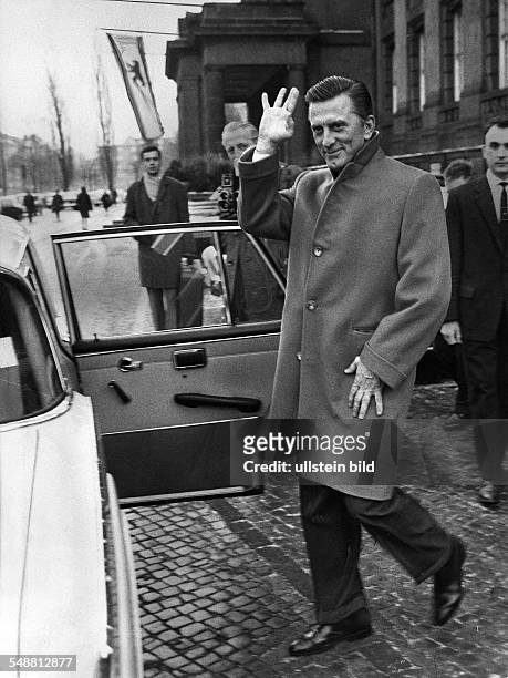 Douglas, Kirk *- Schauspieler, USA - Ganzkoerperaufnahme, beim Einsteigen in ein Auto vor dem Rathaus Schoeneberg in Westberlin, winkt dabei -...