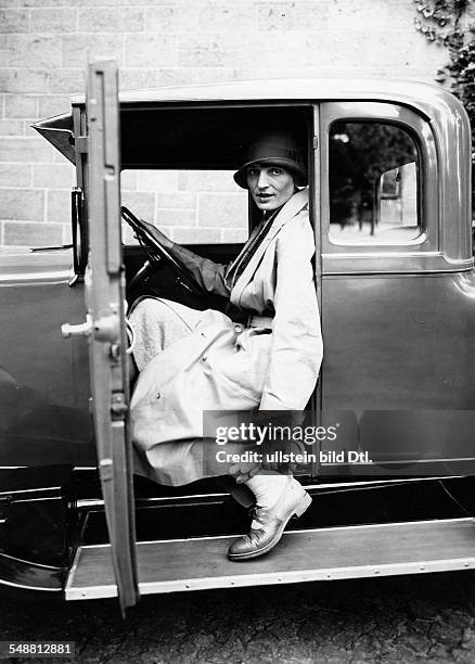 Sintenis, Renee - Visual Artist, Sculptur, Germany *20.03.1888-+ nee: Renate Alice Sintenis - in her car, marque: 'Studebaker' - 1928 - Photographer:...