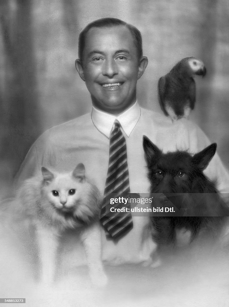 Kastner, Bruno - Actor, Germany *30.01.1890-30.06.1932+  - Portrait with his pets - undated - Photographer: Mario von Bucovich (Atelier Karl Schenker)  - Published by: 'Berliner Illustrirte Zeitung' 51/1926  Vintage property of ullstein bild