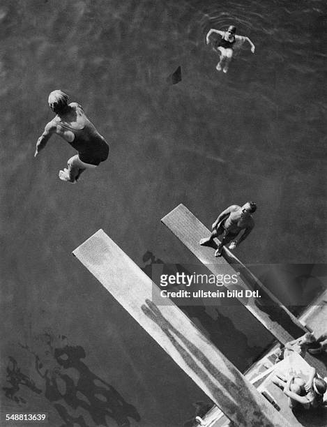Swimmer jumping from a tower into the water - um 1933 - Photographer: Abramovici - 26/1933 Vintage property of ullstein bild