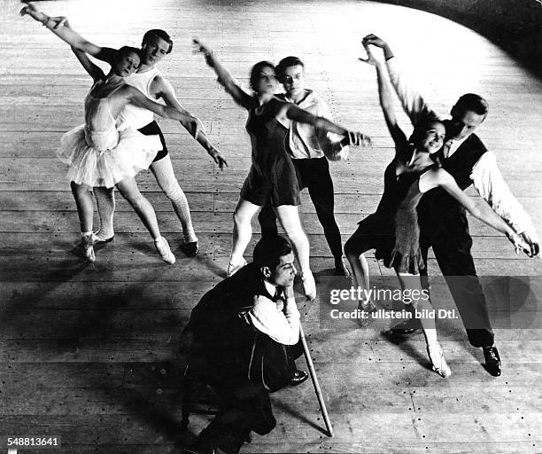 Lifar, Serge *-+ Dancer, choreographer, Russia / France supervising a rehearsal of the Paris opera ballet - published in 'Dame' 22 / 1937