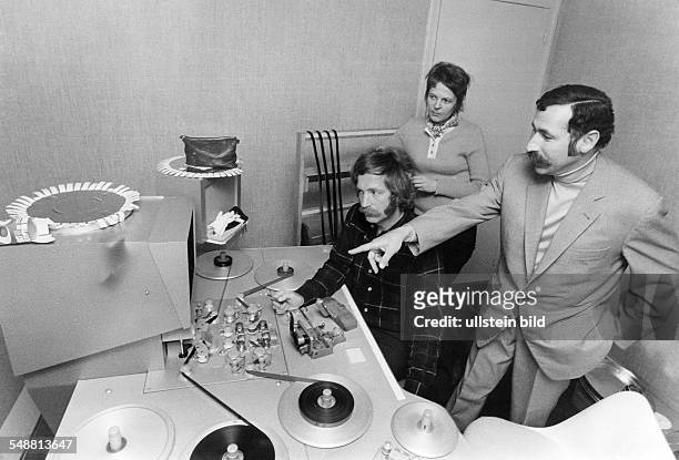 Georg Stefan Troller *- Journalist, Author, USA with colleagues in a cutting room at the ZDF studio in Paris - 1974
