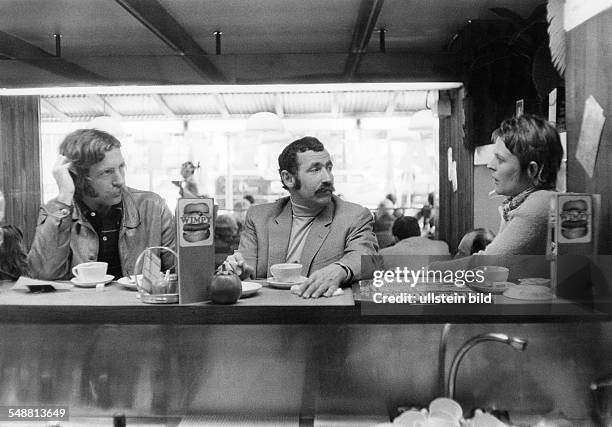 Georg Stefan Troller *- Journalist, Author, USA meeting with colleagues in a bistro in Paris - 1974