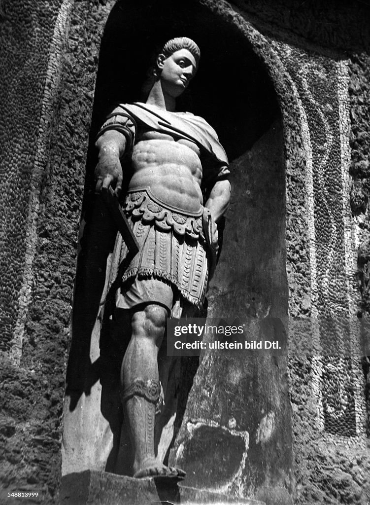 Salzburg, Hellbrunn Park: The roman theatre with the 'Fuerstentisch' - sculpture of the fountain - 1942 - Photographer: Hedda Walther - Published by: 'Die Dame' 11/1942 Vintage property of ullstein bild