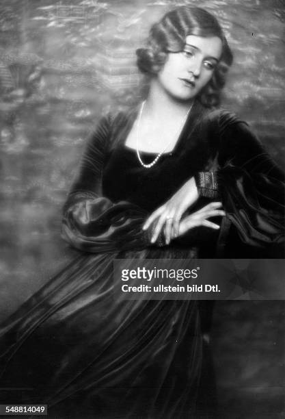 Fashion: Annemarie Hegner in a velvet evening dress - 1929 - Photographer: Edith Barakovich - Published by: 'Die Dame' 14/1929 Vintage property of...