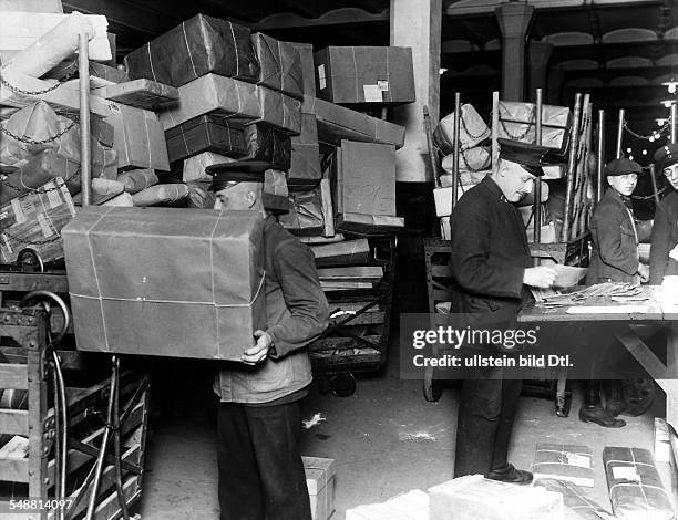 Germany Free State Prussia Berlin Berlin: rush in the post office Oranienburger Strasse during christmastime - 1926 - Photographer: Frankl -...