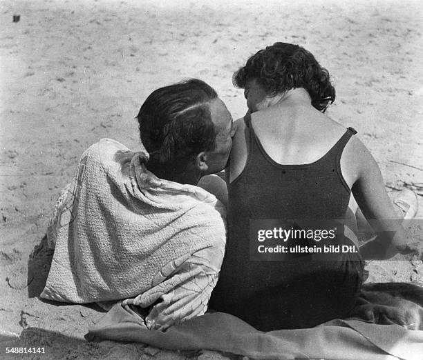 Lovers on the beach: man kissed a woman on her shoulder - Photographer: Fotografisches Atelier Ullstein - Published by: 'Der Querschnitt' 01/1933...