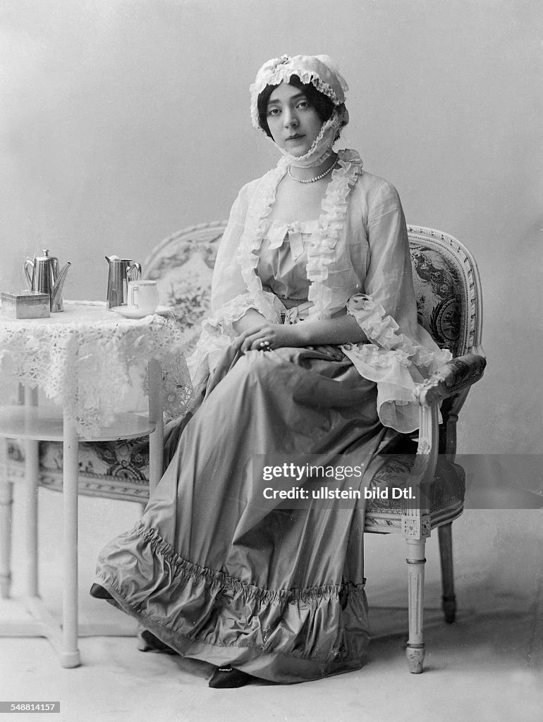 Massary, Fritzi - singer, actress, Austria  *21.03.1882-30.01.1969+ (nee Friederike Masareck)  - Portrait in the role as Lola Montez in the operetta 'Die Studentengraefin' - Composer: Leo Fall   - Published in: 'Die Dame'; 11/1913  Vintage property o
