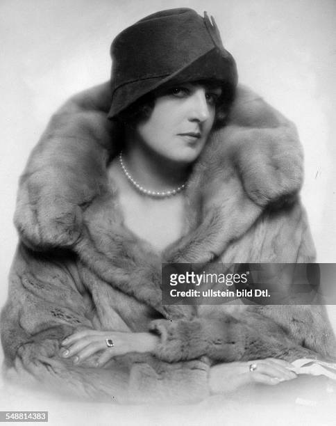 Fashion: Meta Elias wearing a fur coat and a trilby - 1925 - Photographer: Edith Barakovich - Published by: 'Die Dame' 22/1925 Vintage property of...