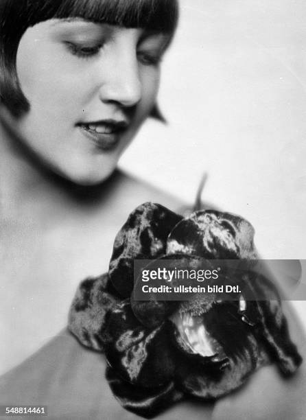 Woman With a Parisian waxflower of the house Capitol-Gerstel - Portrait - 1927 - Photographer: Mario von Bucovich - Published by: 'Der Querschnitt'...