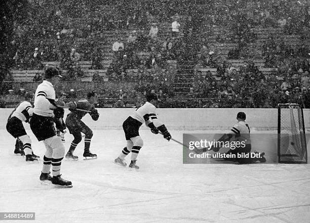 Garmisch-Partenkirchen, Winter Olympics 1936: Preliminary round of the Hockey Championships in the artificial ice stadium: the only goal for the team...