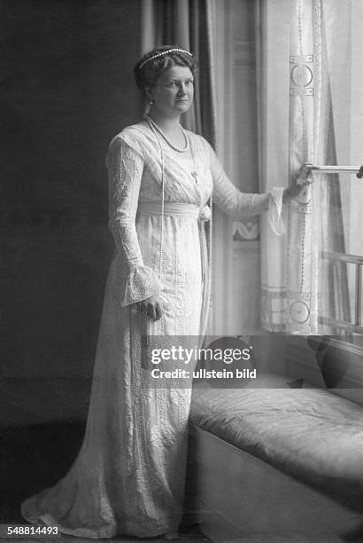 Princess Eleonore of Solms-Hohensolms-Lich, Grand Duchess of Hesse and by Rhine *17.09.1871-+ second wife of Ernst-Ludwig, Grand Duke of Hesse and by...