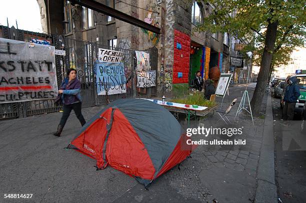 Kunsthaus Tacheles in der Oranienburger Strasse, Gerichtsvollzieher liess die Freiflaeche mit den Metall-Ateliers im Innenhof zum Teil raeumen. 10...