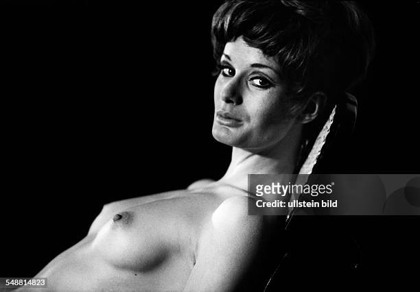 Nude photograph: topless woman sitting in a rocking chair - 1970 - Photographer: Jochen Blume - Vintage property of ullstein bild