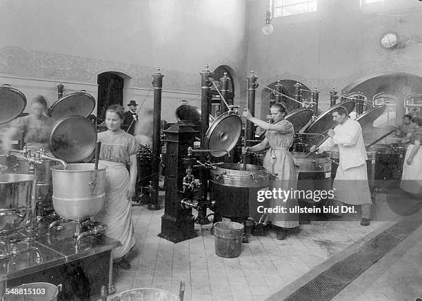 Charite Berlin, kitchen - Photographer: Loescher & Petsch - ca. 1900 Vintage property of ullstein bild