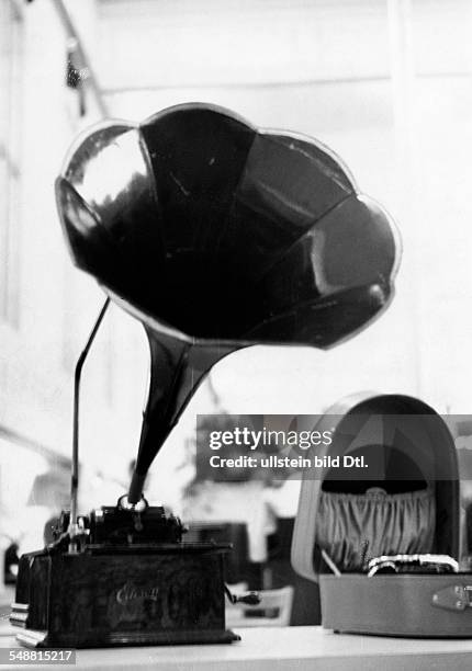 An old phonograph - Photographer: Heinz Fremke - Published by: 'Berliner Morgenpost' Vintage property of ullstein bild