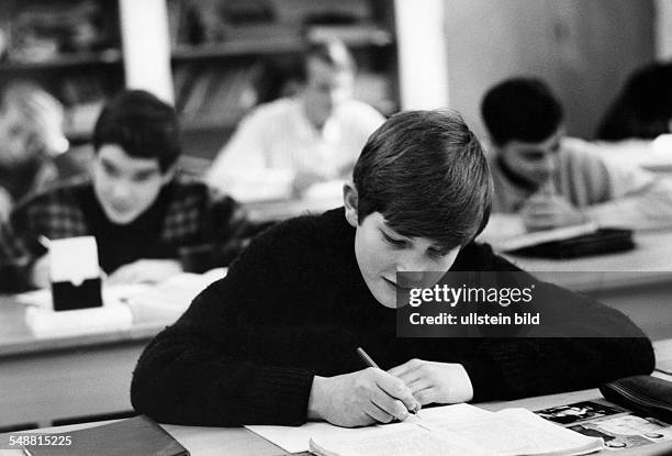 School, pupils during the lesson - 1971 - Photographer: Jochen Blume - Vintage property of ullstein bild