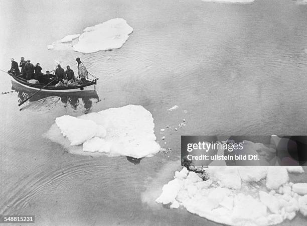 Polar flight of the LZ 127 'Graf Zeppelin': - a rowing boat with crew members of the zeppelin on the way to the Icebreaker 'Malygin' - -...