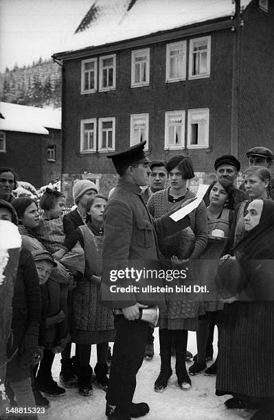 Germany Thueringen Land : Fehrenbach inthe Thueringer Wald: the policeman is announcing that the prive for meat has been reduced. At that time 90% of...