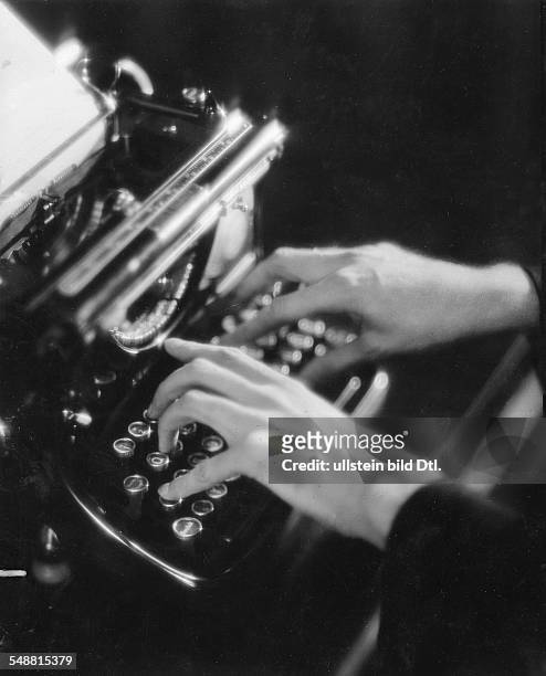 Hands on a typewriter - Photographer: Fotografisches Atelier Ullstein, Agentur Tillhoer - Published by: 'Uhu' 08/1928 Vintage property of ullstein...