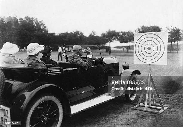Germany Free State Prussia Pomerania province : Sopot : Zoppot sports week, javelin throwing out of a driving car - 1922 - Photographer: Carl...