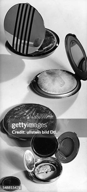 Various powder compacts, which you can open - Photographer: Fotografisches Atelier Ullstein - Published by: 'Der Bazar' 01/1933 Vintage property of...