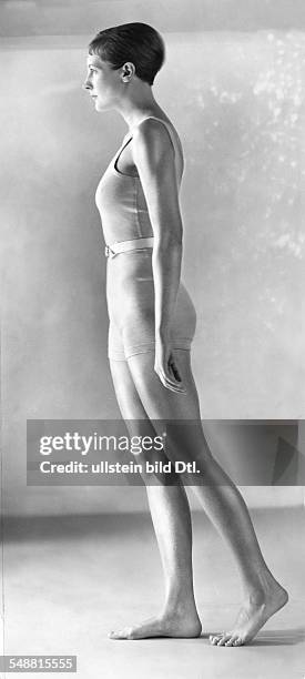 Gymnastics: exercise with upright posture - Photographer: Fotografisches Atelier Ullstein - 1932 Vintage property of ullstein bild