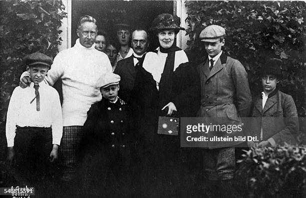William, German Crown Prince *06.05.1882-+ the oldest son of Wilhelm II, German Emperor Crown Prince untill 1918 - Portrait with his family, in the...