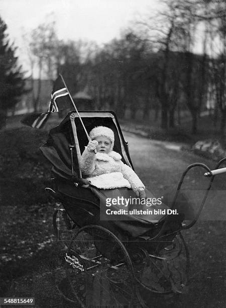 Olav V *-+ King of Norway 1957-1991 as infant in a pram with a Norwegian flag in his hand - photographer: Dannenberg & Co