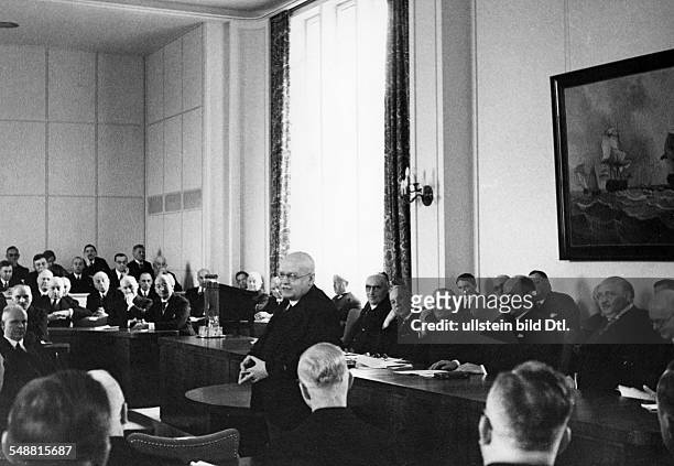 Luther, Hans - Politician, Lawyer, D *01.03.1879-+ Chancellor of Germany 1925-1926 - the President of the Reichsbank giving a speecht in occasion of...