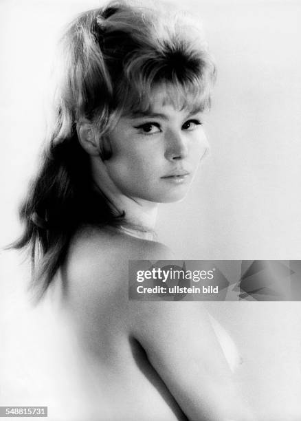 Nude photograph: blond topless woman - 1967 - Photographer: Jochen Blume - Vintage property of ullstein bild