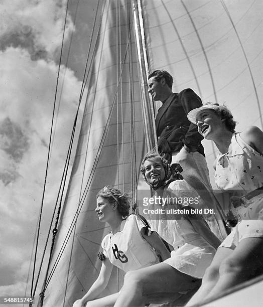 Fashion - Summer Fashion: Women in pique suits on a sailing ship models: Gerson - 1937 - Photographer: Sonja Georgi - Published by: 'Die Dame'...