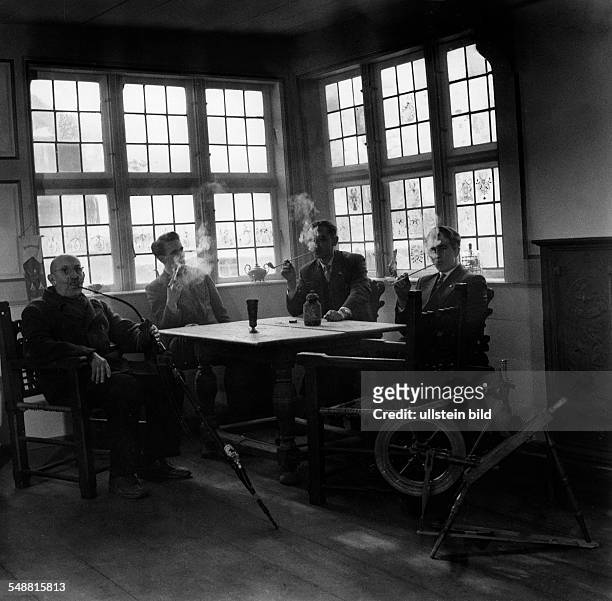 Smoking: four pipe smokers in a parlor - 1958 - Photographer: Jochen Blume - Vintage property of ullstein bild