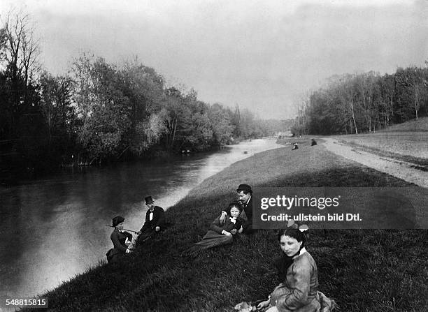 Ile de France Paris: People are sitting on the waterfront of the Seine near Paris - Photographer: Fotografisches Atelier Ullstein, Lucien Vogel -...