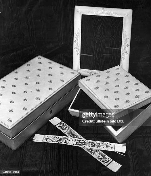 Italian leather work: Photo frames and photo boxes - 1940 - Photographer: Hedda Walther - Published by: 'Die Dame' 20/1940 Vintage property of...