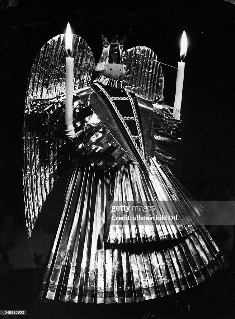 Christmas: tinsel angel - 1935 - Photographer: Hedda Walther Vintage property of ullstein bild