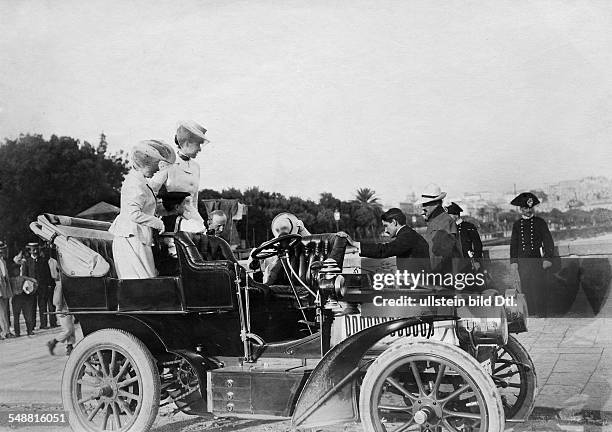 Italy Campania Neapel Napoli Naples: Women getting in the backseat of an automobile - undated - Photographer: Abeniacar - Published by: 'Der...