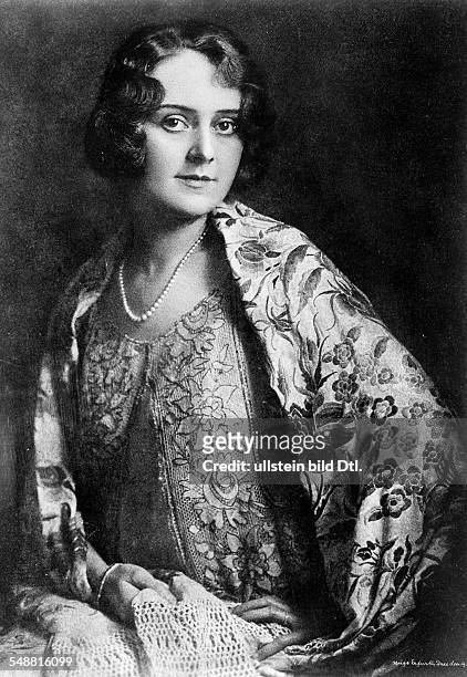 Marion Guetzschow, nee: Dunne - Portrait in a embroidered cloak - Reproduction - around 1929 - Photographer: Hugo Erfurth - Published by: 'Die Dame'...