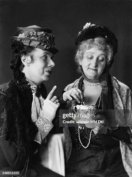 Two women having a 'kaffeeklatsch' - Photographer: Fotografisches Atelier Ullstein - Published by: 'Tempo' Vintage property of ullstein bild