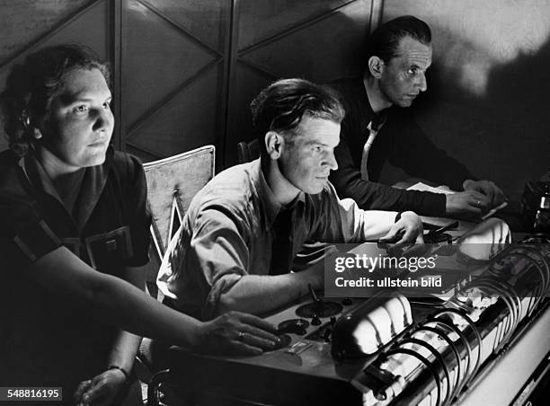 Behind the scenes at a movie production company: sound technicians at work - 1938 - Photographer: Wolf Strache - Published by: 'Der Stern' 04/1938...