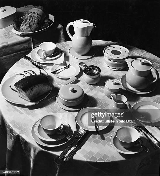 Well-laid table for breakfast - Photographer: Fotografisches Atelier Ullstein - Published by: 'Das Blatt der Hausfrau' 09/1934 Vintage property of...