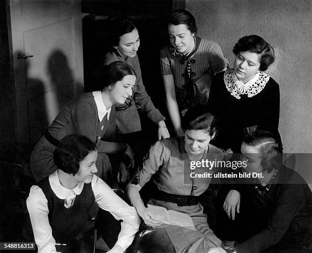 Germany: High school graduates are reading a letter - Photographer: Fotografisches Atelier Ullstein - 1936 Vintage property of ullstein bild