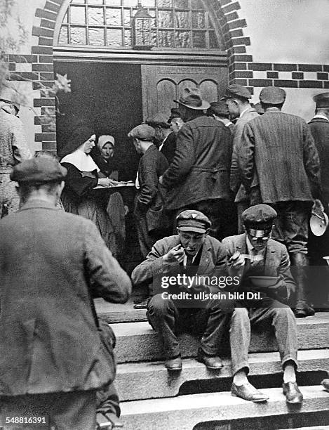 Cloistral life of the Good Shepherd sisters in Berlin - Reinickendorf: - nuns feeding the poor - Photograph: Kade - Neofot - Fotag - 1930 -...