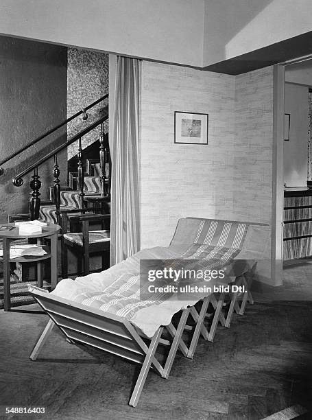 Simple folding bed - Photographer: Fotografisches Atelier Ullstein - Published by: 'Die Mode im Januar' 1931 Vintage property of ullstein bild