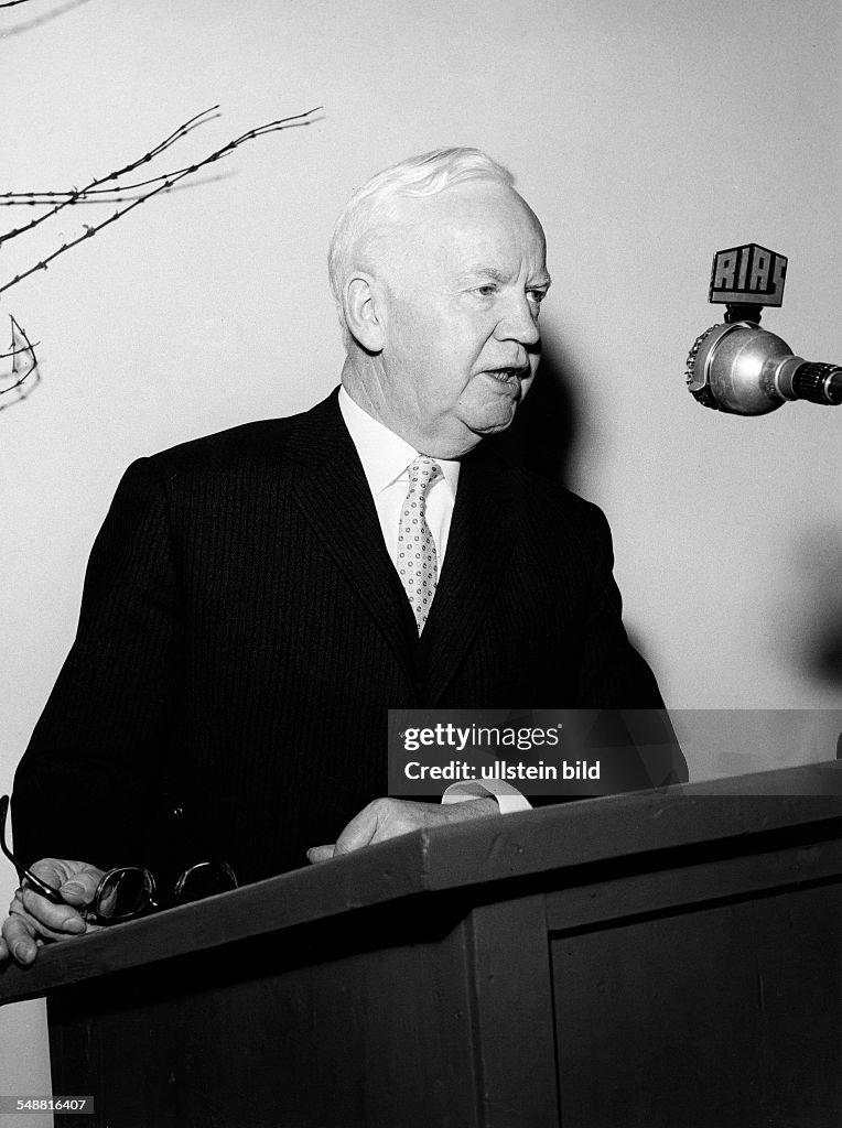 Luebke, Heinrich - Politician (CDU), D *14.10.1894-06.04.1972+ President of the Federal Republic of Germany (West Germany) from 1959 to 1969  - Portrait, giving a speech - February 1960  - Photographer: Pressebild Schubert  Vintage property of ullste