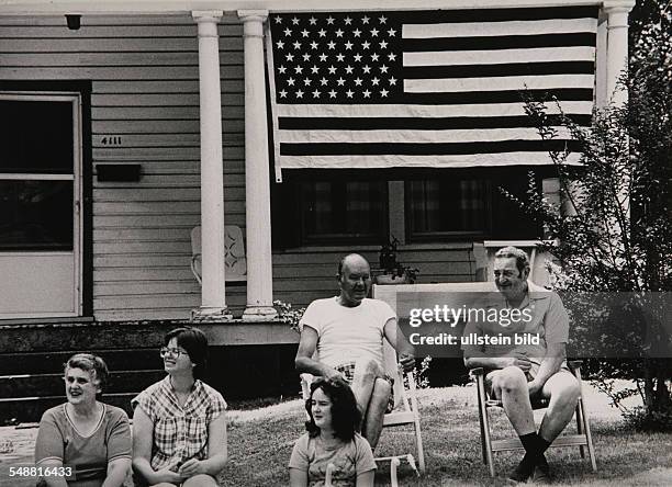 Maryland, Hyattsville: A typical American garden in a suburb of Hyattsville