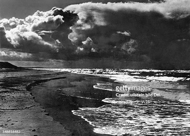 Beach on the Baltic Sea - Photographer: Fotografisches Atelier Ullstein - Published by: 'Zeitbilder' 30/1929 Vintage property of ullstein bild