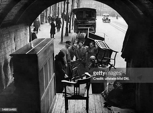 Moving: view out of the removal van at the removers loading in furniture - Photographer: Herbert Hoffmann - Published by: 'Berliner Morgenpost'...